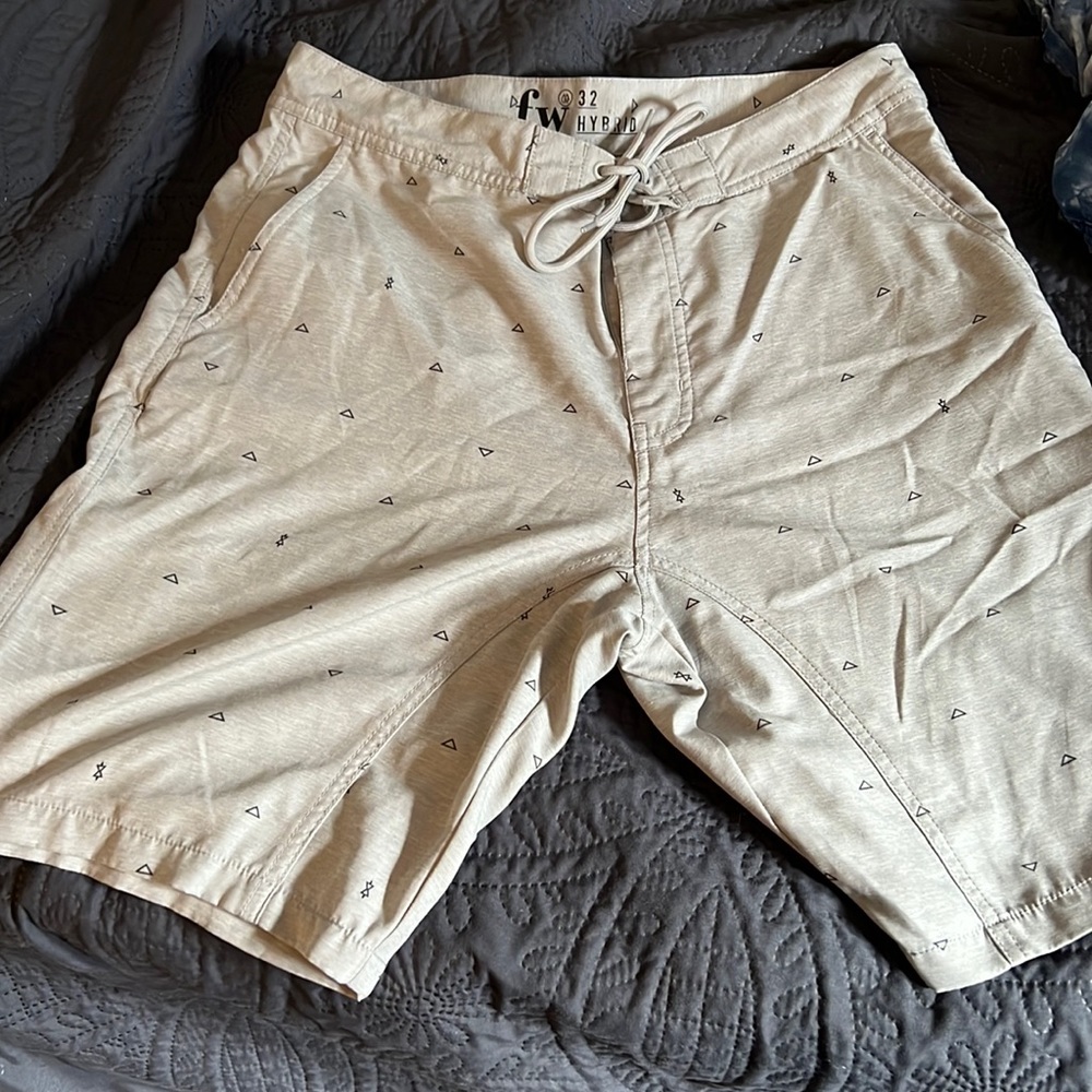 Like new Mens freeworld hybrid shorts